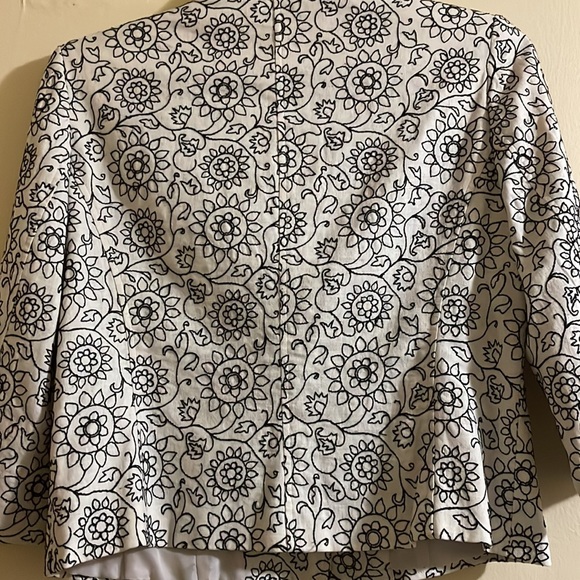 Lovely 2 Button Blazers With All Over Embroidered Patterns🙌 - Picture 6 of 7